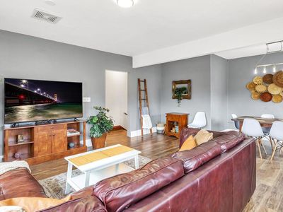 3041 N Oakland AVENUE #3043