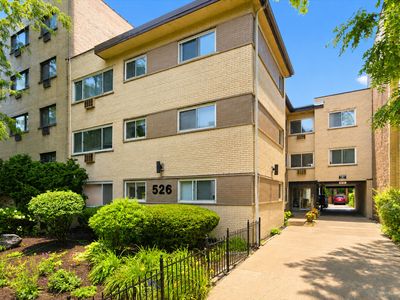 526 W Roscoe St APT 2A