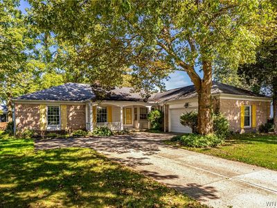 Property at 8 Old Spring Ln, Williamsville, NY