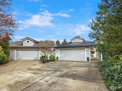 646 Island Cir SE