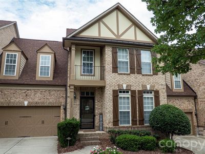 2262 Donnington Ln NW