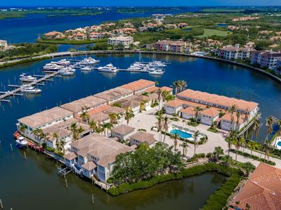 1050 Harbor Island Ln