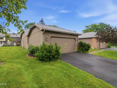 7 Meadowpond Dr