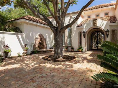 301 Byron Nelson St #2