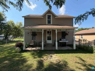 206 E 2nd St