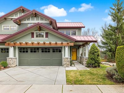 3558 N Hyacinth Ln