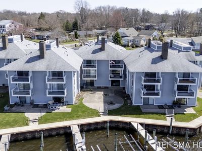 400 Lakeview Ct APT 25D