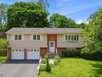 8 NOTTINGHAM DRIVE