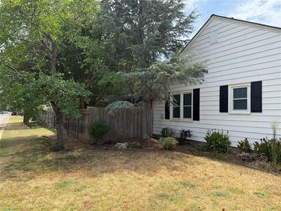 824 E Elm St