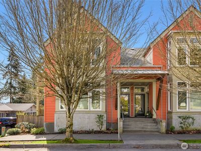 325 Winslow Way W #200