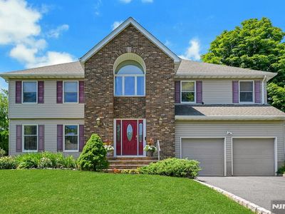 885 Summit Ave
