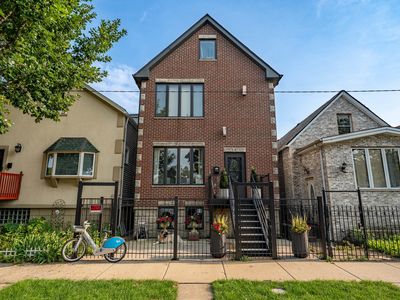 539 W 44th Pl
