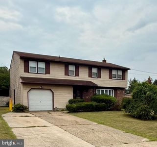 Property at 17 Beechtree Dr, Riverton, NJ