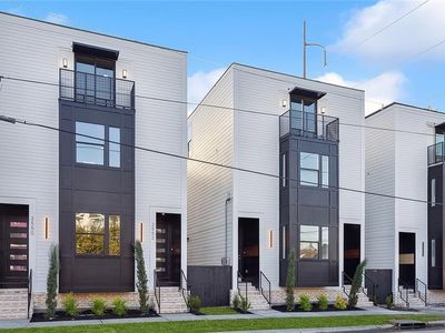 2556-58 Orleans Ave