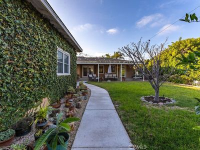 1121 Vista Way