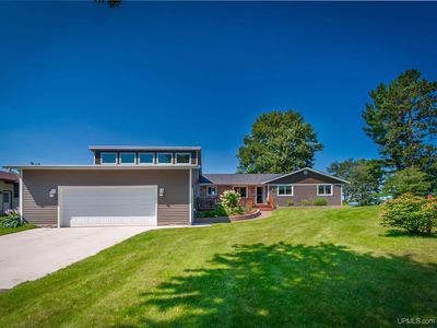 737 Lakewood Ln