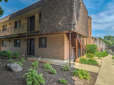 520 E Main St E APT 1C