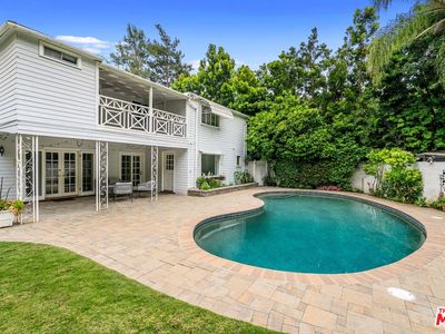 2427 Benedict Canyon Dr
