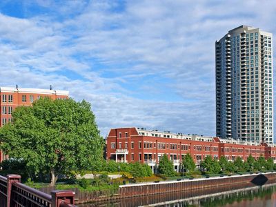 501 N Clinton St APT 606