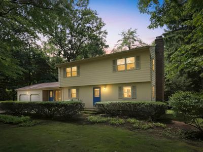 907 Main St