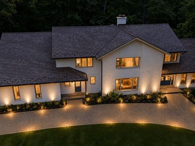 1221 Loch Ln