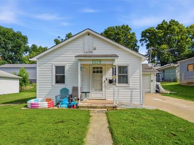 Property at 109 W Madison St, Knoxville, IA