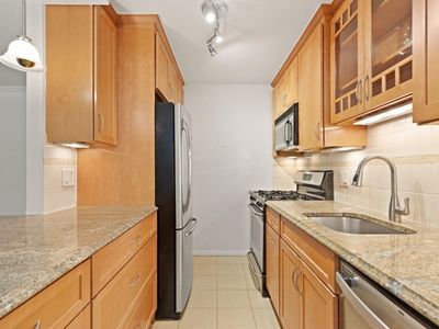 9 Hawthorne Pl APT 2J