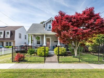221 Maple Ave