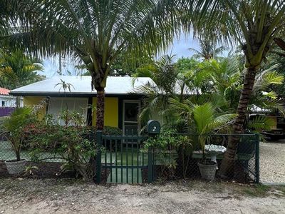 2 Kenmore Ln