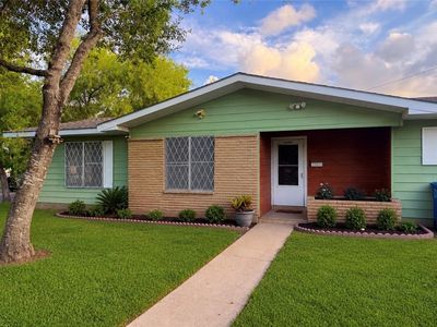 Property at 806 Leland Cir, Beeville, TX