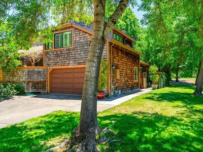 9211 Lakewood Drive