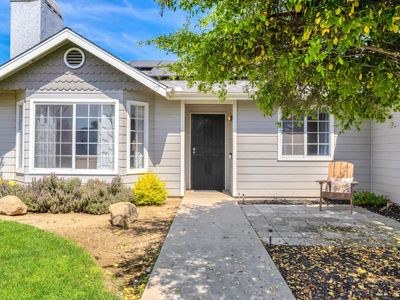 Property at 215 W Orange St, Kingsburg, CA