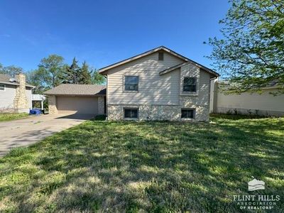 1506 Holly Ln