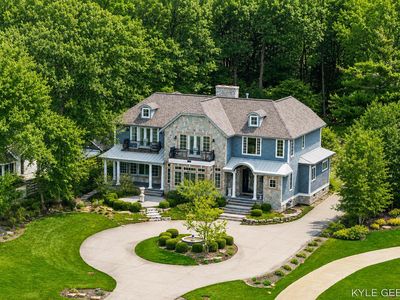 2817 Lakeshore Dr