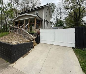 718 Easter Ave