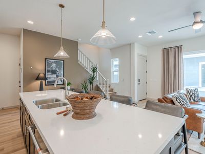 123 W Holcomb Ln