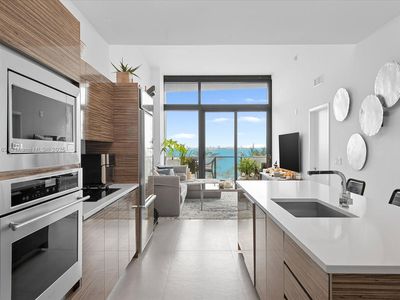 460 NE 28th St APT 304