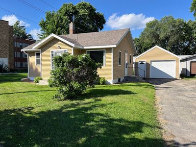 223 3rd St SE