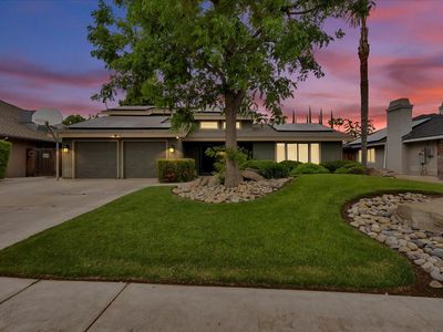 2833 S Conyer Street