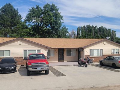 2323 Hillcrest Ln