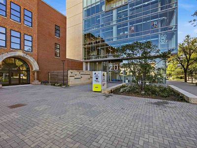 201 E Washington St Unit 902