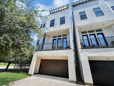 1303 Live Oak St