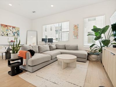 427 W 10th St #201