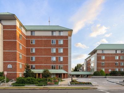 193 Oak St APT 205E