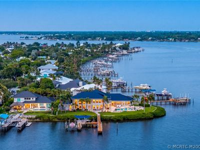 661 SW Bay Pointe Cir