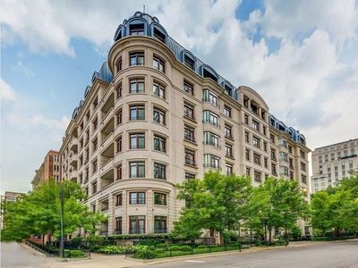 65 E Goethe St APT 4E