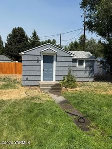 907 W Logan Ave
