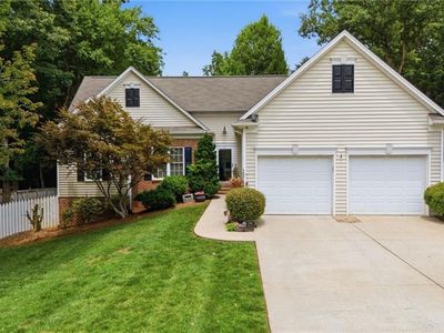 208 Cotswold Ln