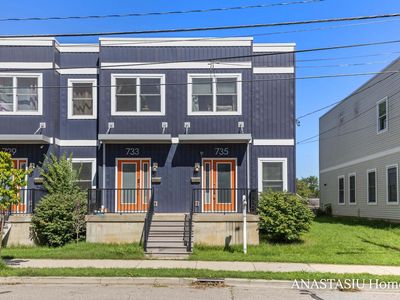 735 Bates St SE