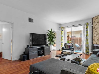 1828 Barry Ave APT 4